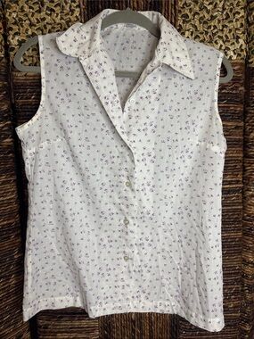 Vintage Women’s White Sleeveless Button-Front Top with Purple Floral Print